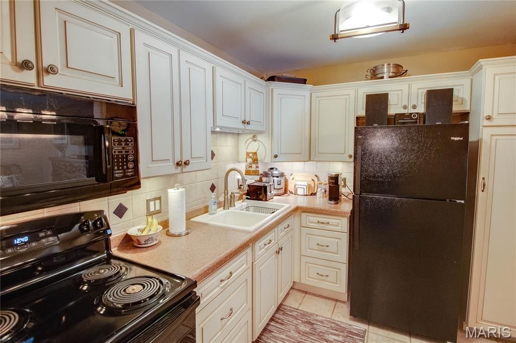 Image 18 of property listing at 1916 W Delmar Avenue F, Godfrey, IL 62035