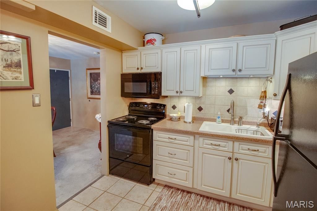 Image 19 of property listing at 1916 W Delmar Avenue F, Godfrey, IL 62035