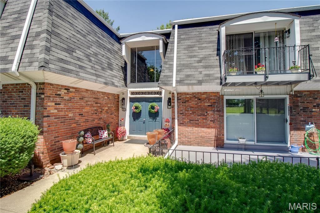 Image 3 of property listing at 1916 W Delmar Avenue F, Godfrey, IL 62035