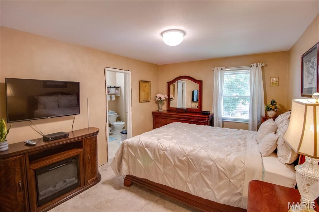 Image 21 of property listing at 1916 W Delmar Avenue F, Godfrey, IL 62035