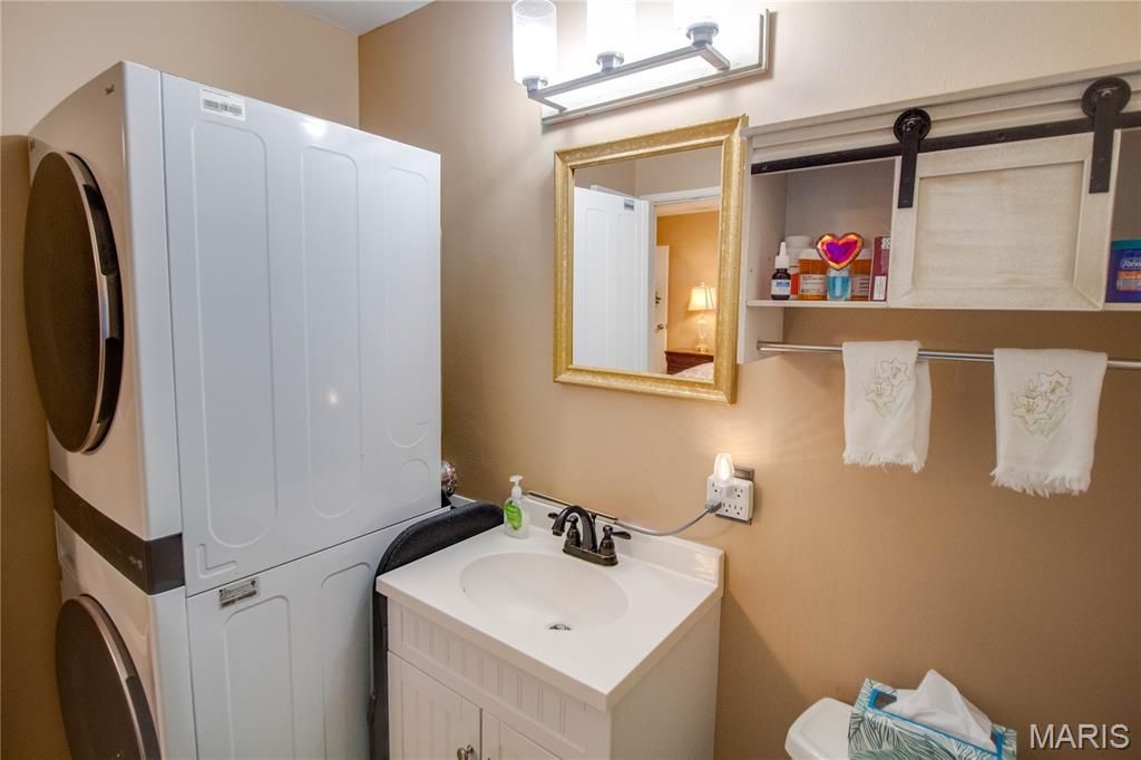 Image 24 of property listing at 1916 W Delmar Avenue F, Godfrey, IL 62035