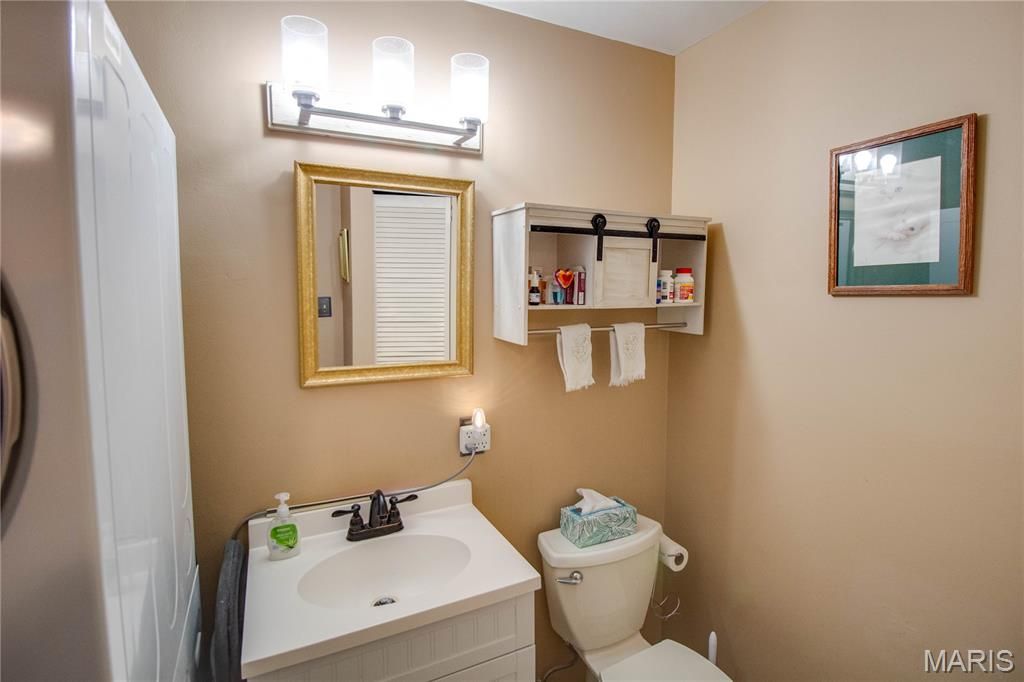 Image 25 of property listing at 1916 W Delmar Avenue F, Godfrey, IL 62035