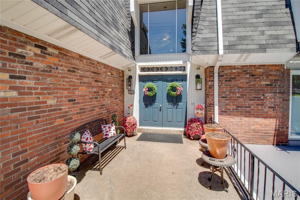 Image 4 of property listing at 1916 W Delmar Avenue F, Godfrey, IL 62035