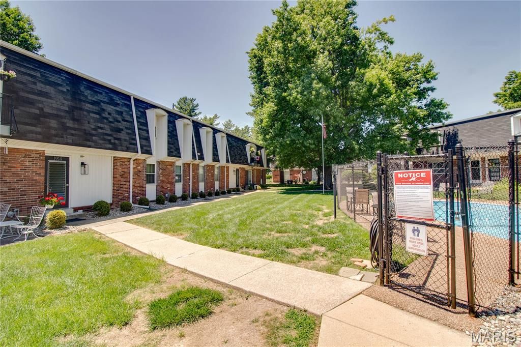 Image 34 of property listing at 1916 W Delmar Avenue F, Godfrey, IL 62035