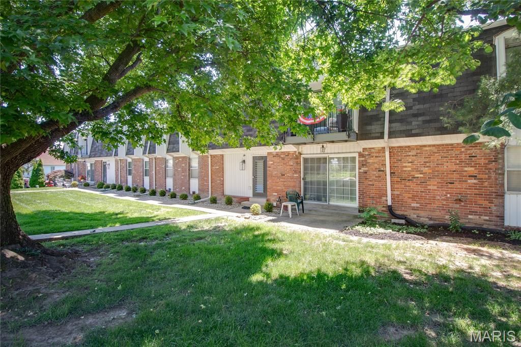 Image 39 of property listing at 1916 W Delmar Avenue F, Godfrey, IL 62035