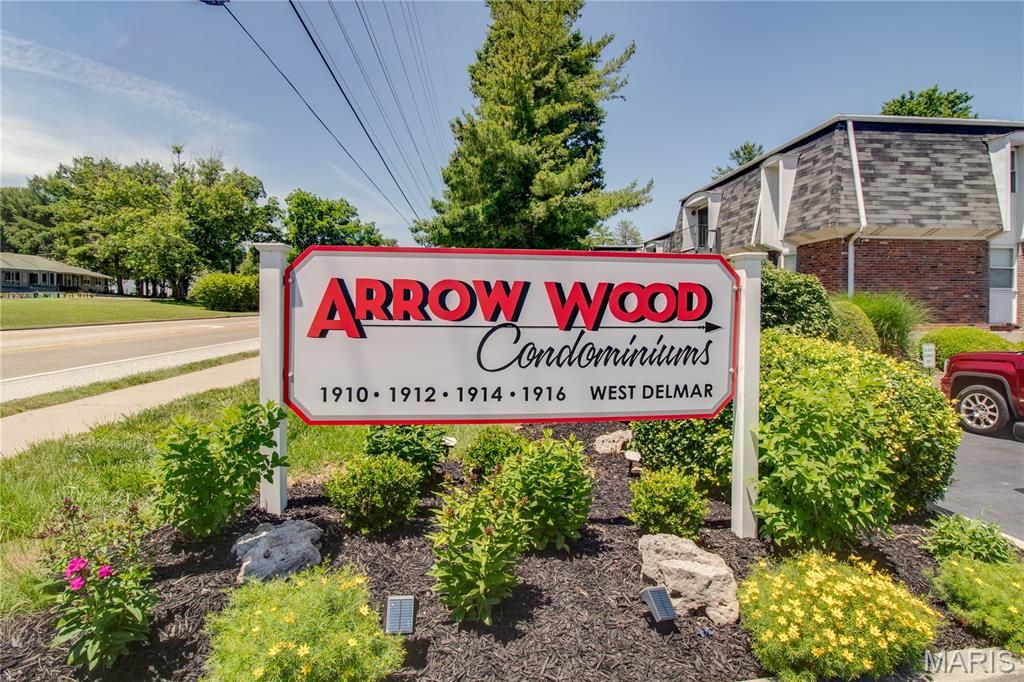 Image 5 of property listing at 1916 W Delmar Avenue F, Godfrey, IL 62035