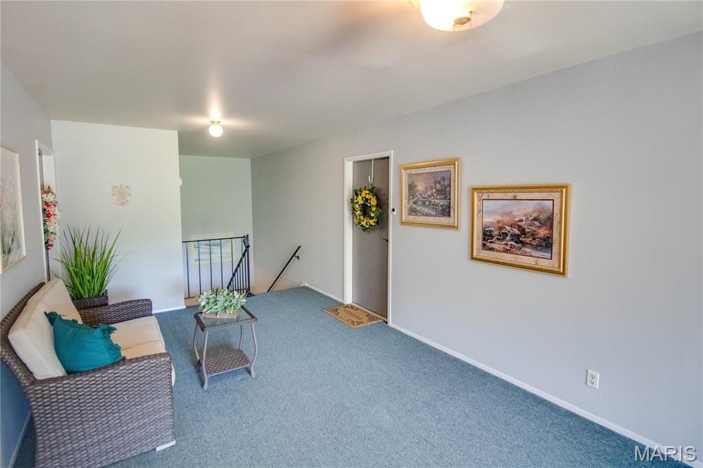 Image 9 of property listing at 1916 W Delmar Avenue F, Godfrey, IL 62035