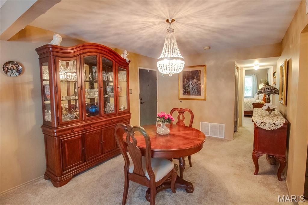 Image 10 of property listing at 1916 W Delmar Avenue F, Godfrey, IL 62035