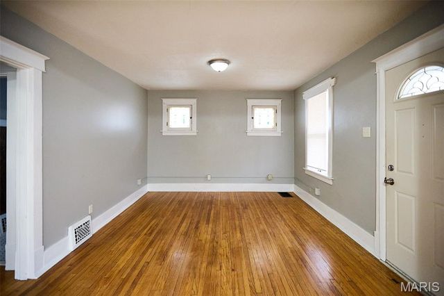 9038 Tudor Avenue, St Louis, MO 63114