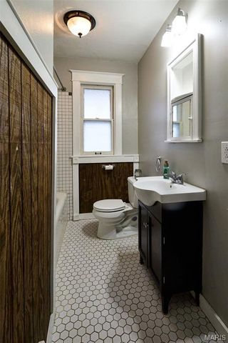 9038 Tudor Avenue, St Louis, MO 63114