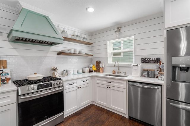 511 Pompano Street, Bayou Vista, TX 77563