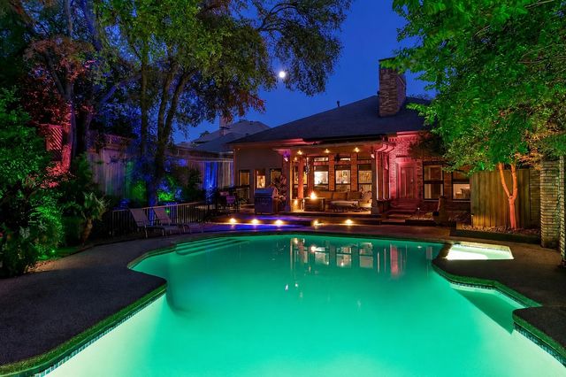 14913 Oaks North Drive, Addison, TX 75254