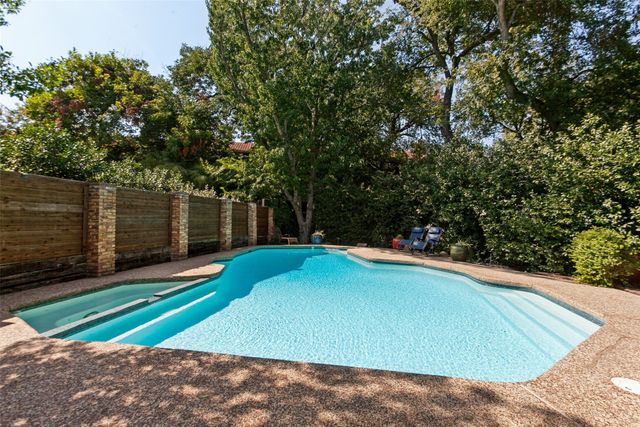 14913 Oaks North Drive, Addison, TX 75254