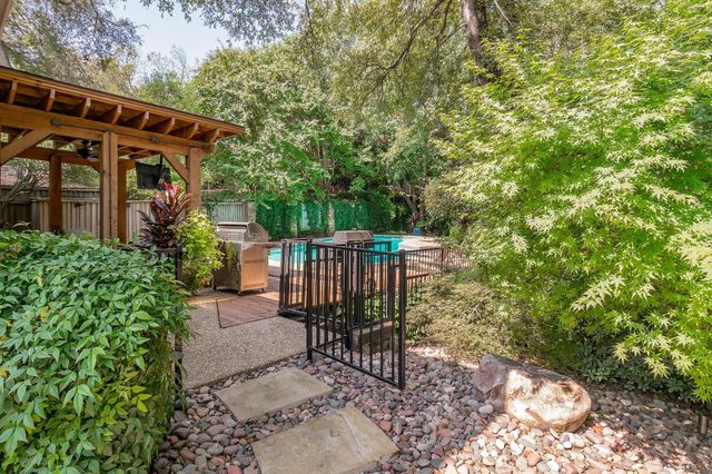14913 Oaks North Drive, Addison, TX 75254