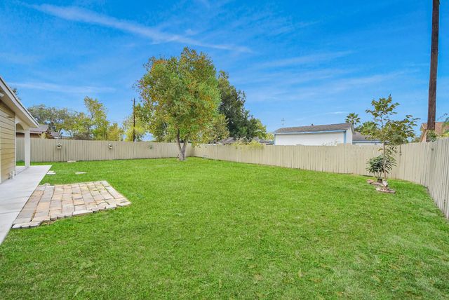 5326 Heatherbrook Drive, Houston, TX 77045