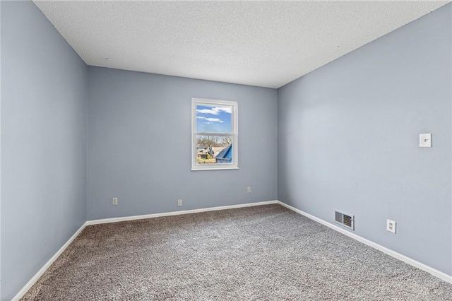 1422 La Chateau Drive, Liberty, MO 64068