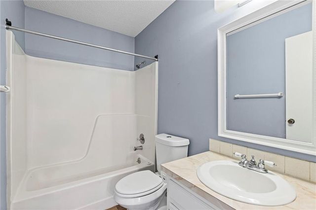 1422 La Chateau Drive, Liberty, MO 64068