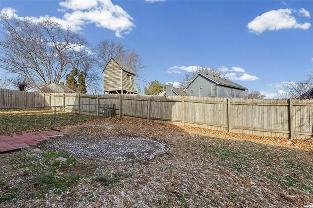 1422 La Chateau Drive, Liberty, MO 64068