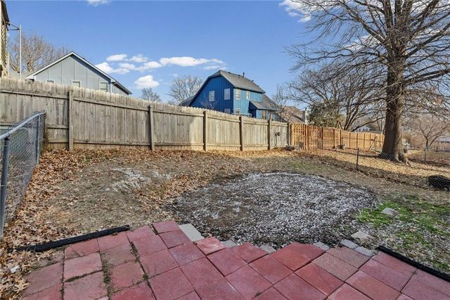 1422 La Chateau Drive, Liberty, MO 64068