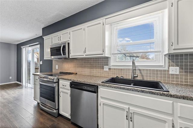 1422 La Chateau Drive, Liberty, MO 64068