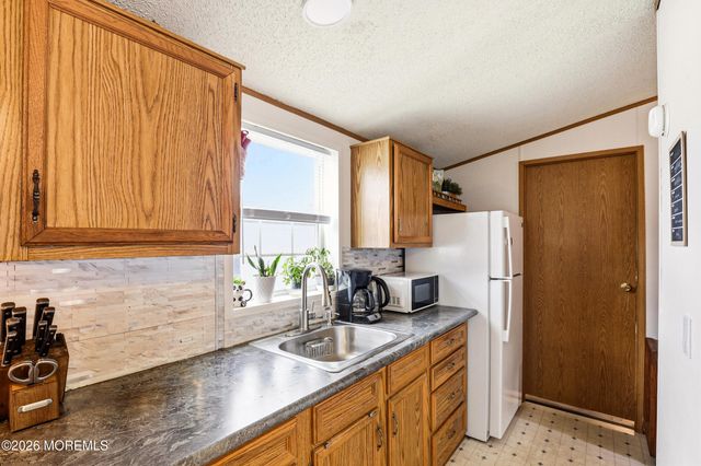 48 Pine Creek Village, Hazlet, NJ 07730