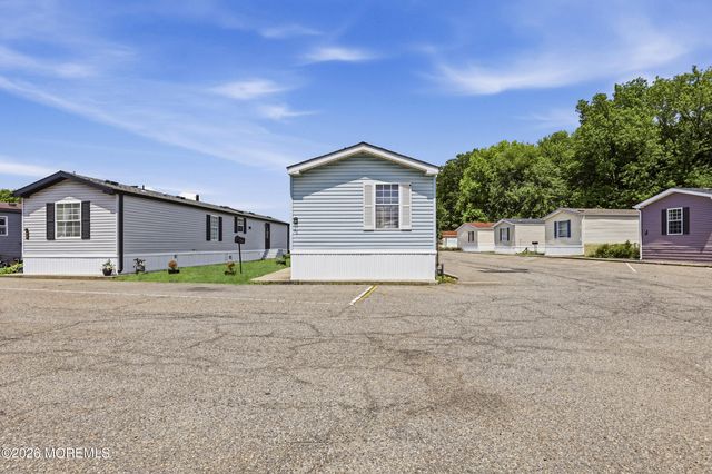 48 Pine Creek Village, Hazlet, NJ 07730