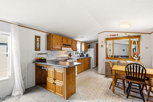 48 Pine Creek Village, Hazlet, NJ 07730