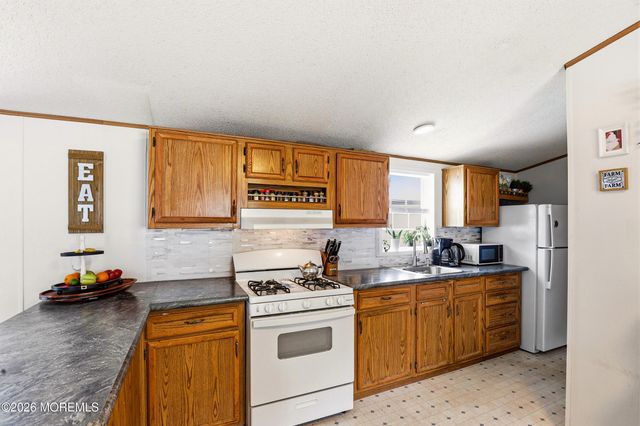 48 Pine Creek Village, Hazlet, NJ 07730