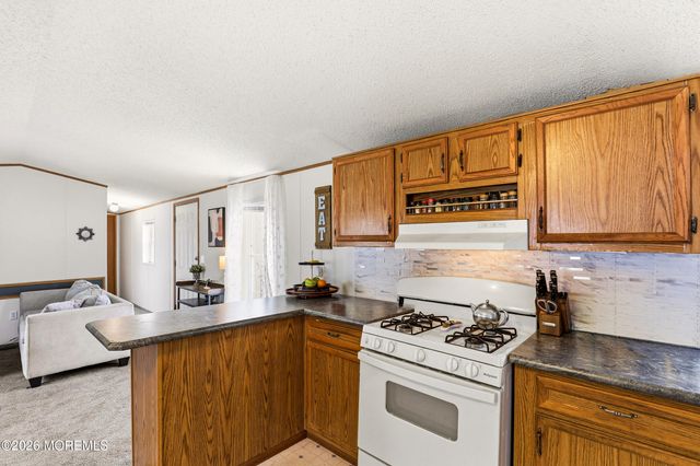 48 Pine Creek Village, Hazlet, NJ 07730
