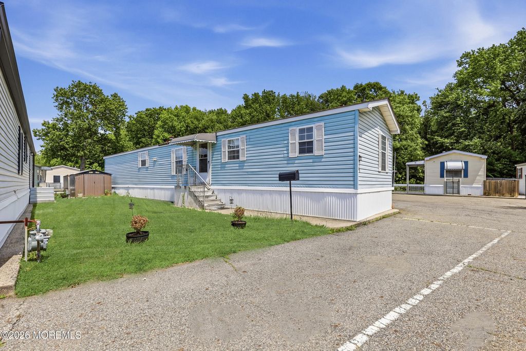 48 Pine Creek Village, Hazlet, NJ 07730
