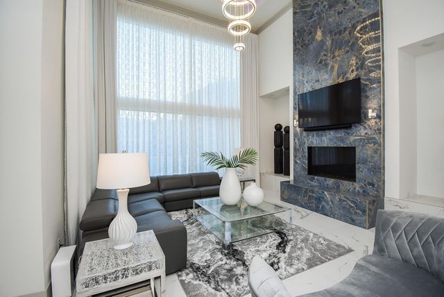 32 E Shady Lane, Houston, TX 77063