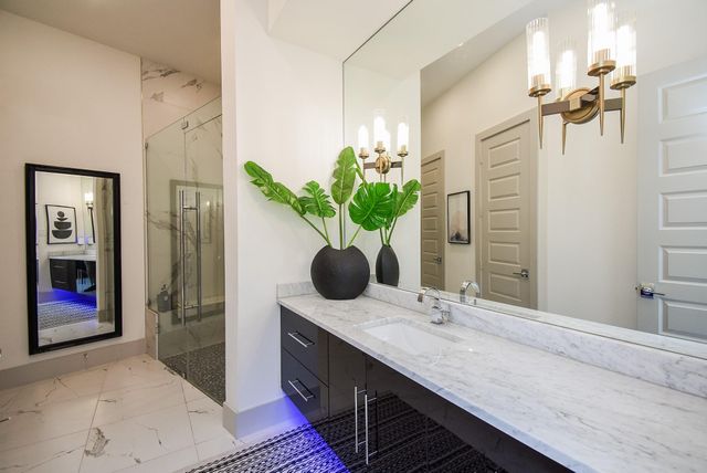 32 E Shady Lane, Houston, TX 77063