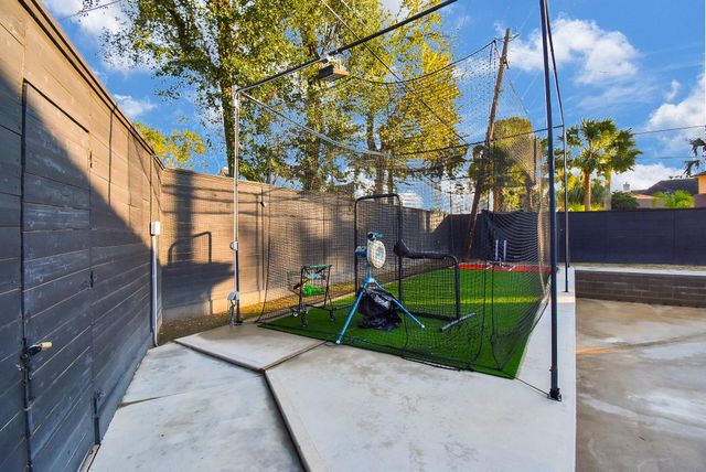 32 E Shady Lane, Houston, TX 77063