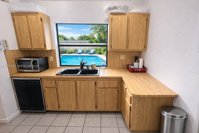 1411 SW 82nd Ave, North Lauderdale, FL 33068