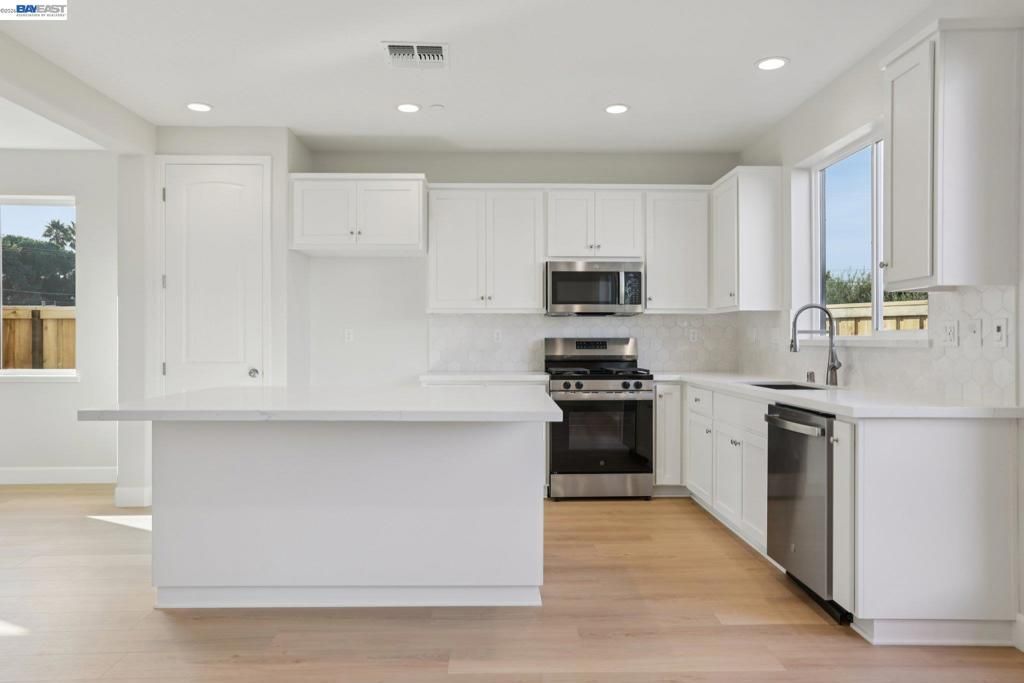 Image 10 of property listing at 121 Creek View Cir, Fairfield, CA 94533