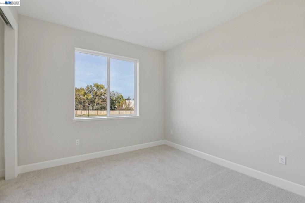 Image 18 of property listing at 121 Creek View Cir, Fairfield, CA 94533