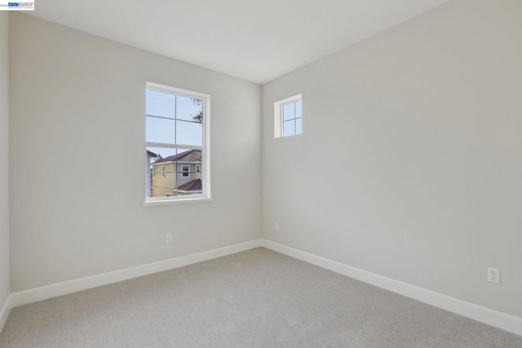 Image 21 of property listing at 121 Creek View Cir, Fairfield, CA 94533