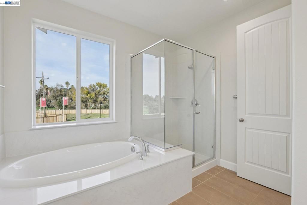 Image 33 of property listing at 121 Creek View Cir, Fairfield, CA 94533