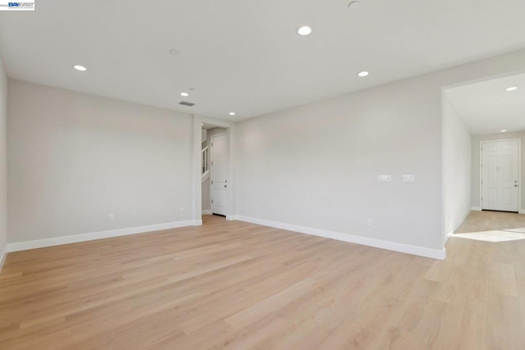 Image 9 of property listing at 121 Creek View Cir, Fairfield, CA 94533