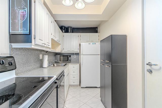 121 Golden Isles Dr 104, Hallandale Beach, FL 33009