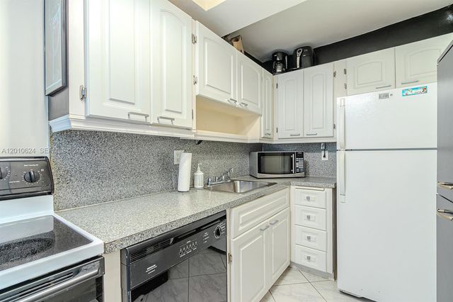 121 Golden Isles Dr 104, Hallandale Beach, FL 33009