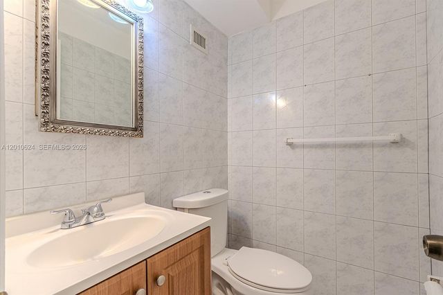 121 Golden Isles Dr 104, Hallandale Beach, FL 33009