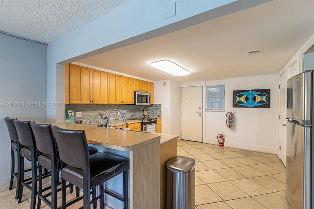 121 Golden Isles Dr 104, Hallandale Beach, FL 33009