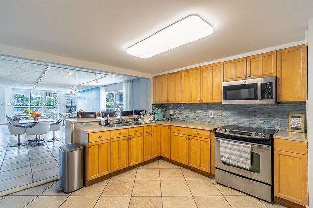 121 Golden Isles Dr 104, Hallandale Beach, FL 33009