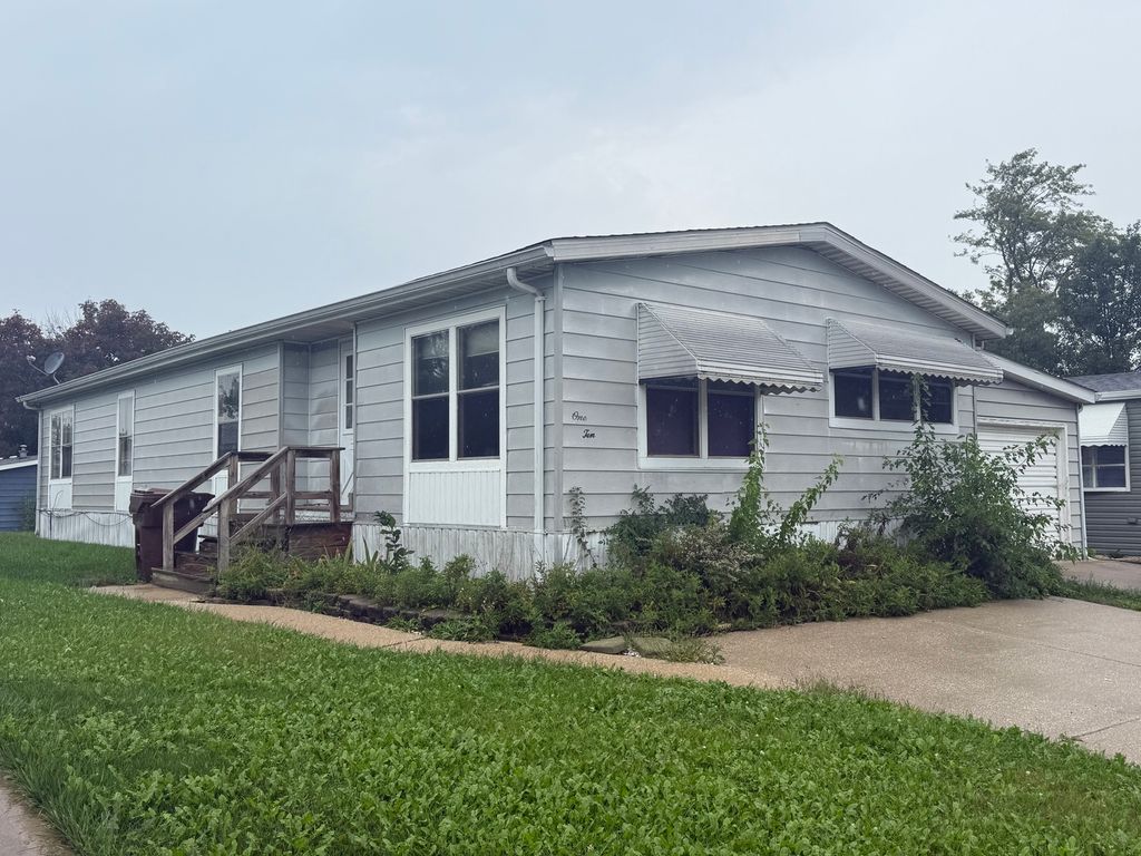 110 HUNTSBRIDGE Road 110, Matteson, IL 60443 — exterior