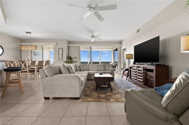 201 Vintage Bay DR B15, Marco Island, FL 34145