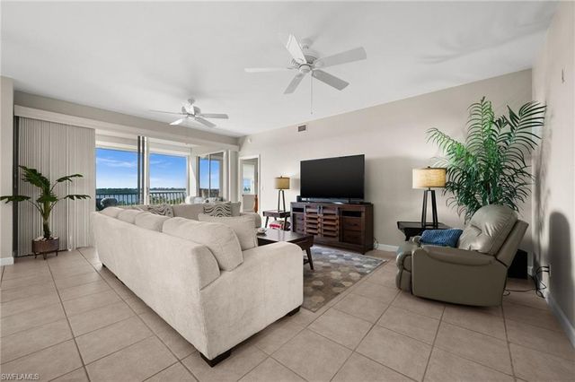 201 Vintage Bay DR B15, Marco Island, FL 34145
