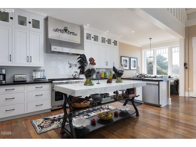 520 Sw COVE Pt, Depoe Bay, OR 97341