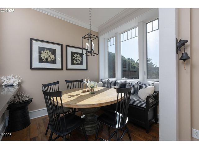 520 Sw COVE Pt, Depoe Bay, OR 97341