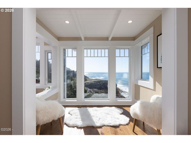 520 Sw COVE Pt, Depoe Bay, OR 97341